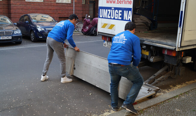 Umzugshelfer klappen Ladebordwand auf.