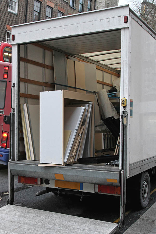 Ein LKW wird mit Möbeln beladen – Berliner Umzüge